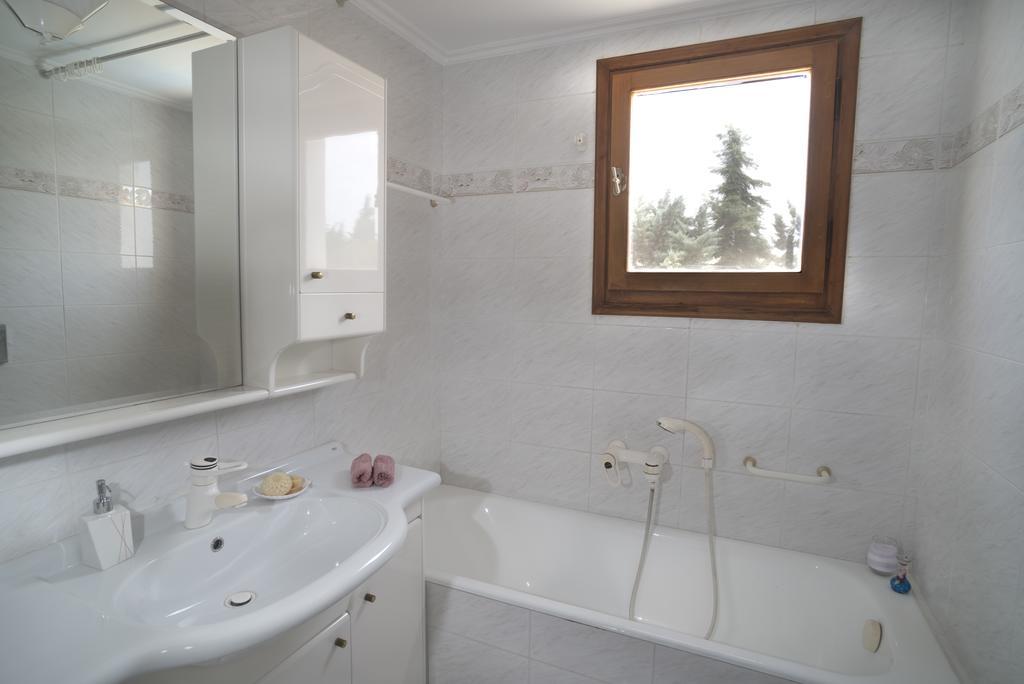 Villa Corina Near The Airport Kouvarás Екстериор снимка